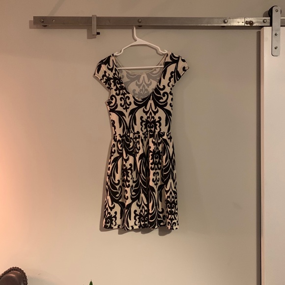 Black and Cream Elegant Dress - Picture 2 of 2